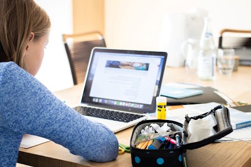 Studentă studiind online